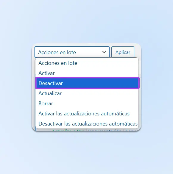 Primer plano de la parte superior de la configuración de plugins con el menú desplegable de "acciones masivas" seleccionado en "desactivar".