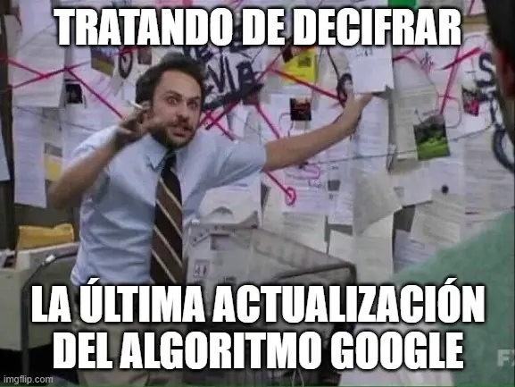 Personaje de "It's Always Sunny in Philadelphia" gesticulando frenéticamente frente a una pared de conspiraciones, con texto sobre actualizaciones del algoritmo de Google.