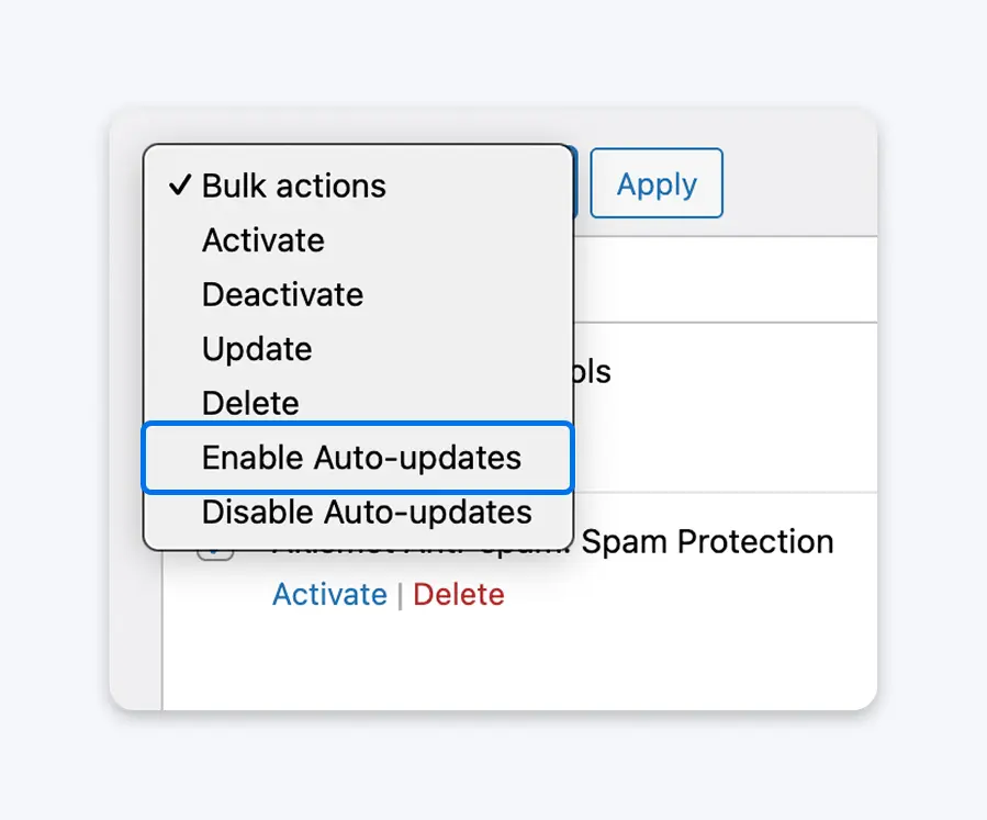 Pantalla de Plugins de WordPress que muestra el menú desplegable Acciones en lote con Habilitar actualizaciones automáticas seleccionado, lo que permite activar las actualizaciones automáticas para varios plugins a la vez.