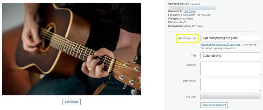 Añadiendo texto alternativo a una imagen de una persona tocando guitarra.