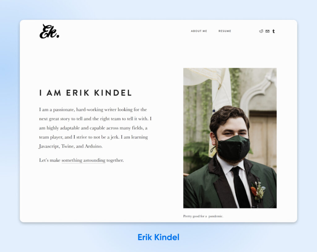 El escritor Erik Kindel se presenta junto a un retrato con ropa formal y mascarilla, con el pie de foto: “Bastante bien para una pandemia.”