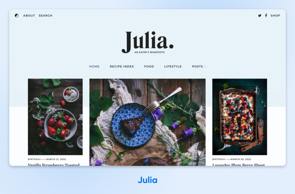 Página de inicio limpia de un blog de cocina con el logotipo destacado “Julia”, una navegación enfocada en recetas y tres publicaciones destacadas mostradas con fotos vibrantes de fresas, pastel de chocolate y pastel de frutas rojas en bandeja.