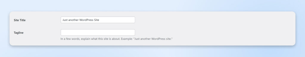 Sección de configuraciones de WordPress que muestra los campos editables para el Título del sitio configurado como “Just another WordPress Site” y un campo de Eslogan vacío.