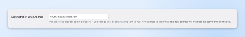 Sección de configuraciones de WordPress que muestra el campo de Dirección de Correo Electrónico del Administrador con el marcador de posición yourname@example.com