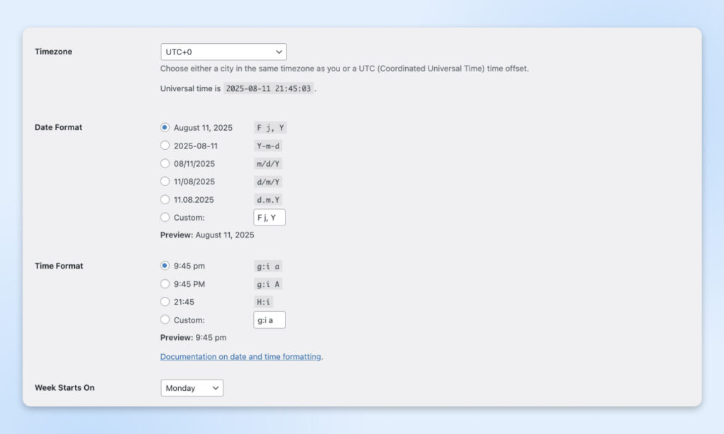 Sección de configuraciones de WordPress que muestra la zona horaria configurada en UTC+0, vista previa del formato de fecha como 11 de agosto de 2025, vista previa del formato de hora como 9:45 p. m., y la semana comenzando en lunes.
