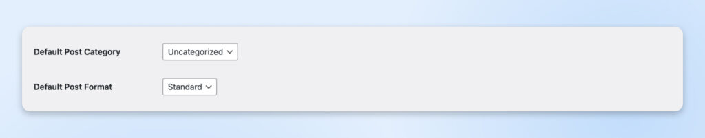 Sección de Configuración de Escritura de WordPress que muestra las opciones para establecer la categoría predeterminada de las entradas y el formato predeterminado de las entradas.