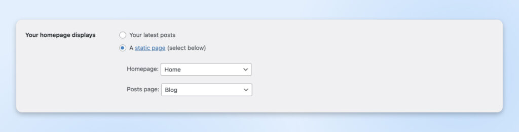 Sección de Configuración de Lectura de WordPress que muestra la opción de mostrar la página de inicio como las últimas entradas o como una página estática con la selección de página de inicio y página de entradas.