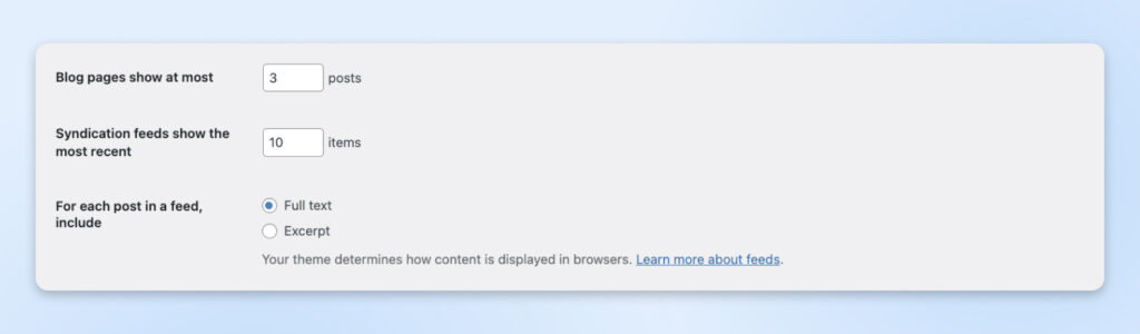Sección de Configuración de Lectura de WordPress que muestra las opciones para establecer el número de entradas del blog y elementos del feed que se muestran, y si los feeds incluyen el texto completo o extractos.