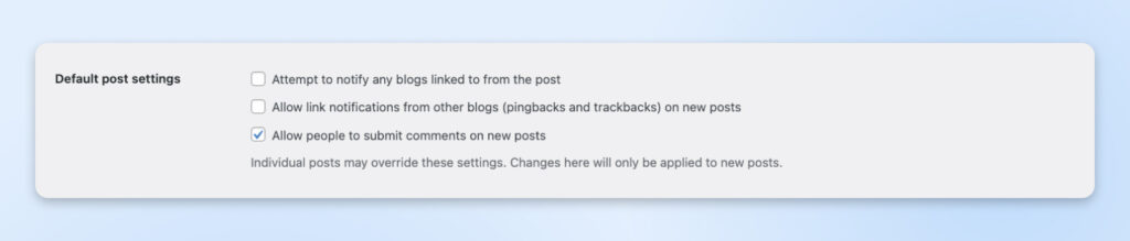 Sección de Configuración de Comentarios de WordPress que muestra los ajustes predeterminados de las entradas para notificaciones de enlaces, retroenlaces (pingbacks) y permitir comentarios en nuevas entradas.