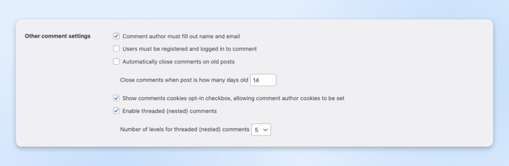 Sección de Configuración de Comentarios de WordPress que muestra otras opciones de comentarios, incluyendo el requisito de nombre del autor, el requisito de inicio de sesión, el cierre automático de comentarios antiguos, la opción de aceptación de cookies y los comentarios en hilos.