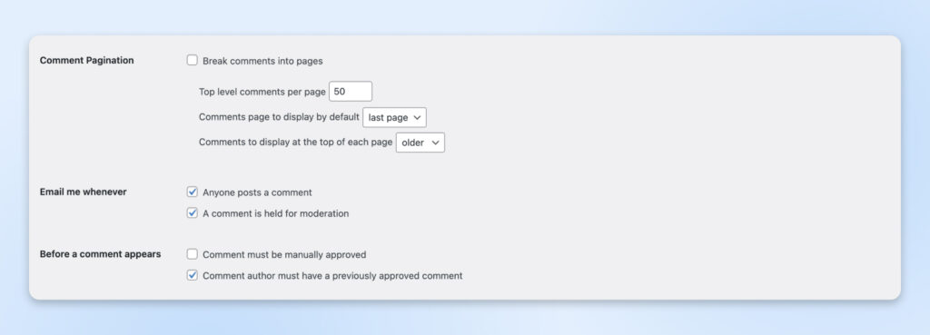 Sección de Configuración de Comentarios de WordPress que muestra las opciones para la paginación de comentarios, notificaciones por correo electrónico y requisitos de moderación antes de que los comentarios aparezcan.