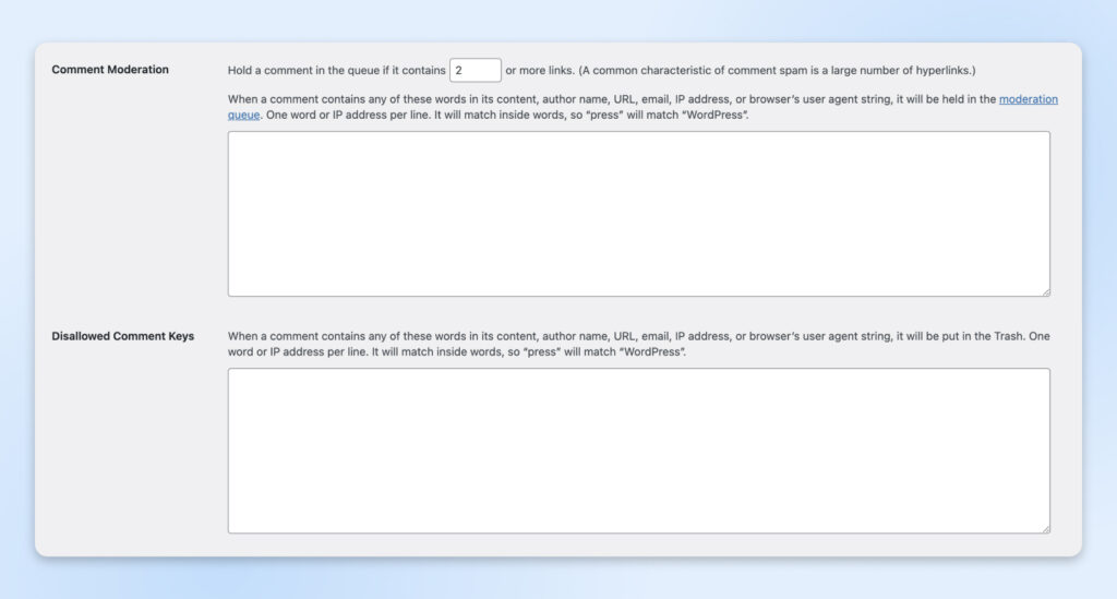 Sección de Configuración de Comentarios de WordPress que muestra las opciones para la moderación de comentarios y las claves de comentarios no permitidos para filtrar spam y contenido no deseado.