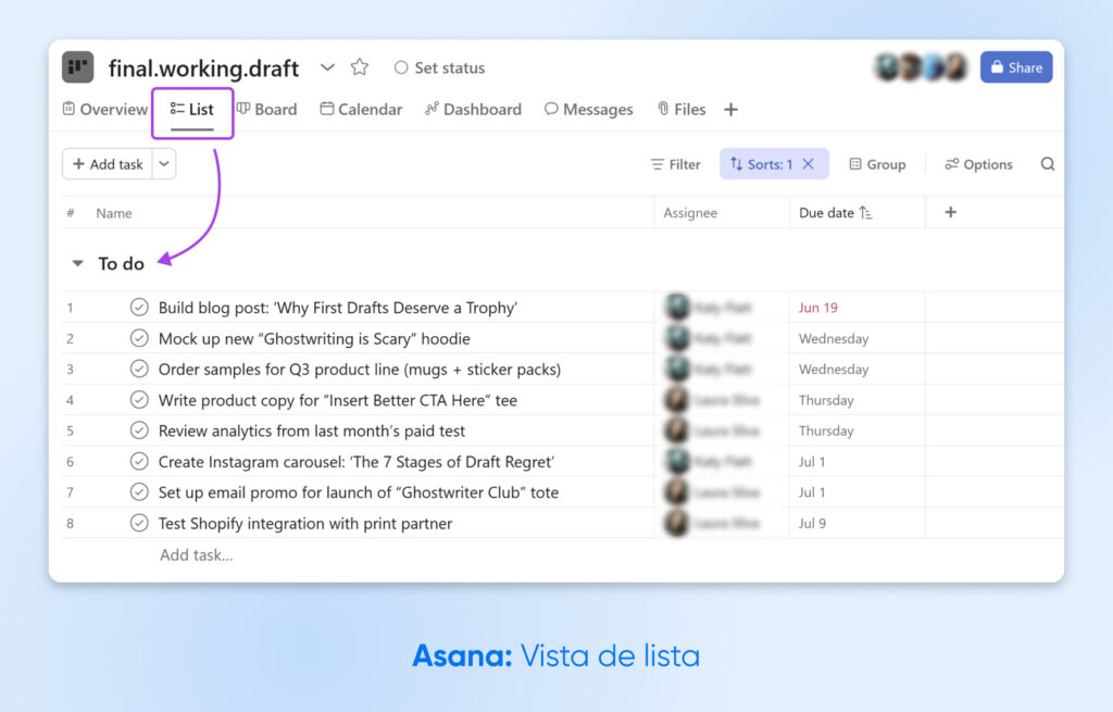 Captura de pantalla de la vista de lista de Asana que muestra una lista de tareas de marketing de contenidos y de producto, con tareas como publicaciones de blog, maquetas de producto y recursos para redes sociales asignadas y ordenadas por fecha de entrega.