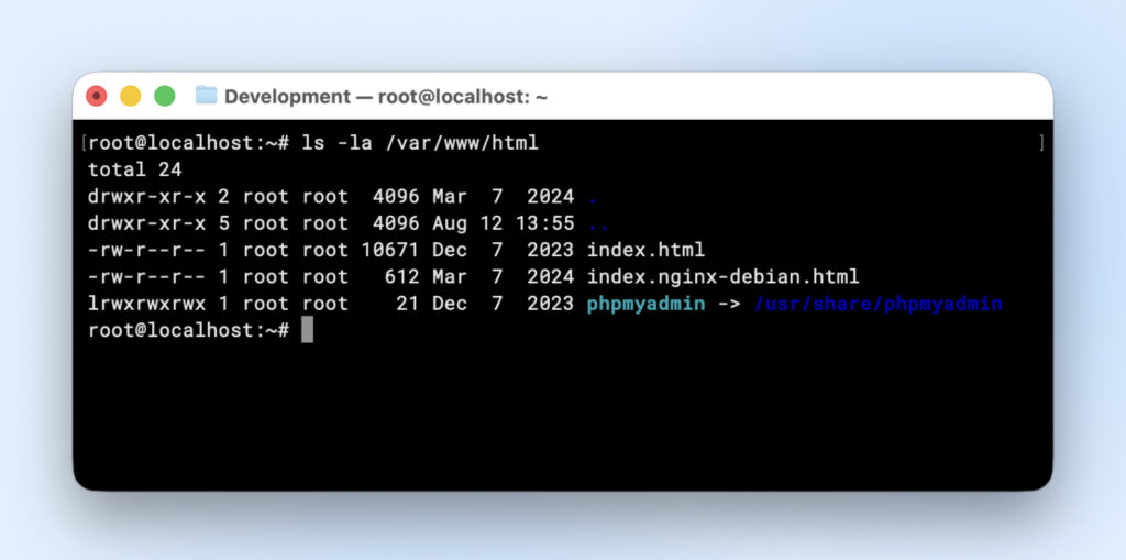 Listado de directorio de /var/www/html que muestra dos archivos HTML y un enlace simbólico de phpmyadmin que apunta a /usr/share/phpmyadmin.