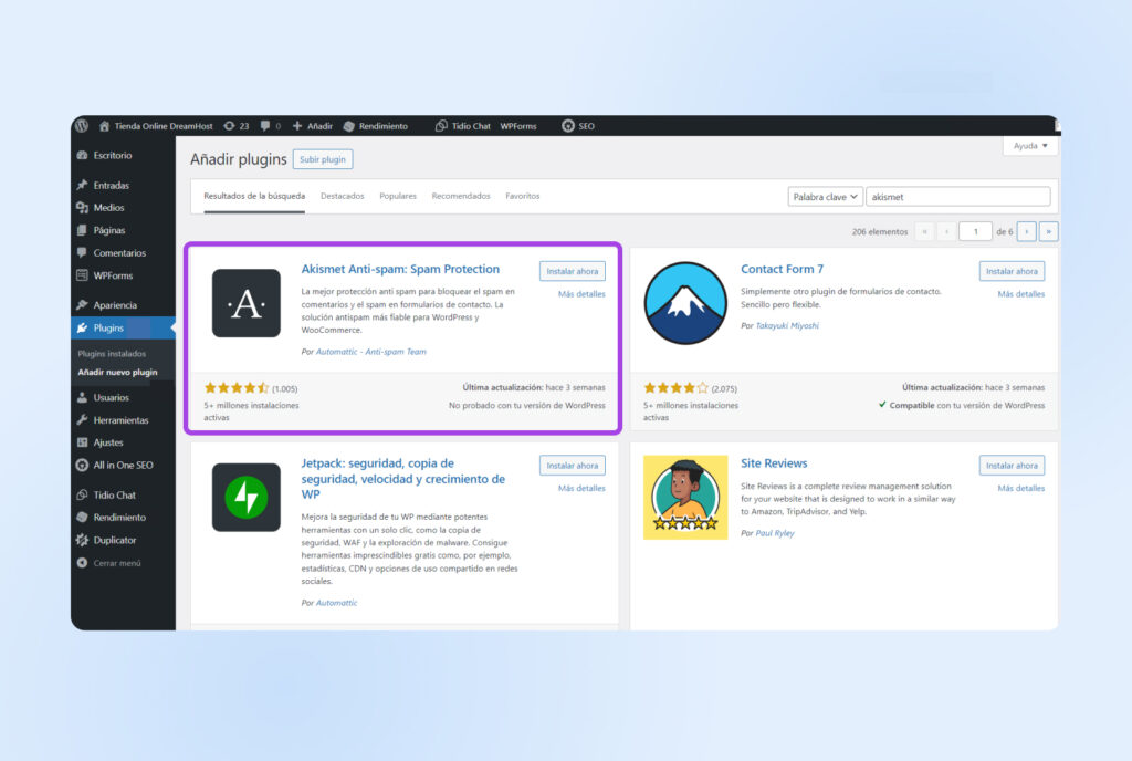El panel de WordPress se abrió en la pestaña "Agregar plugins" con la anotación "Akismet Anti-spam: Protección contra spam".