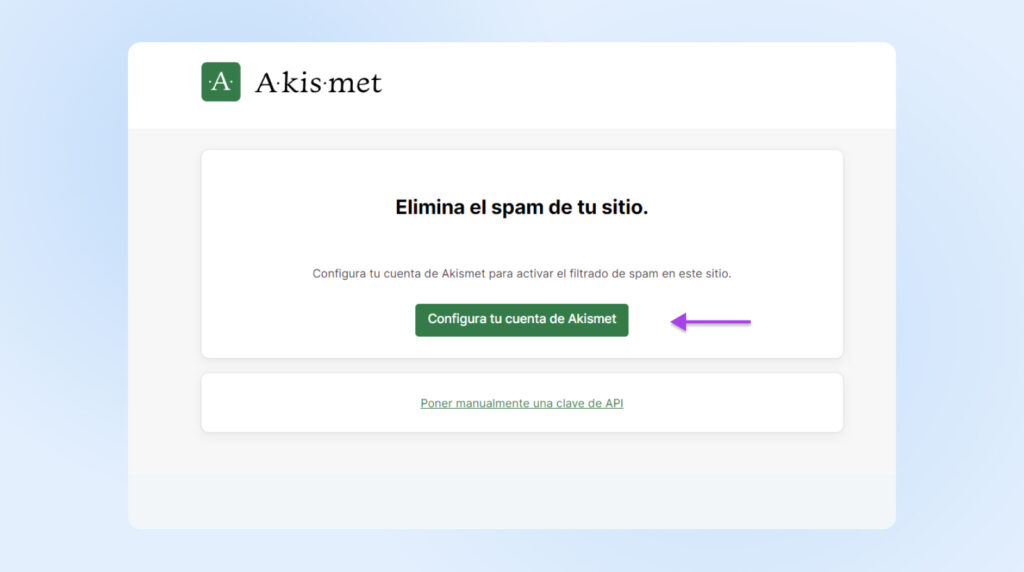 Panel de control de Akismet con una flecha que apunta al botón "Configura tu cuenta de Akismet".