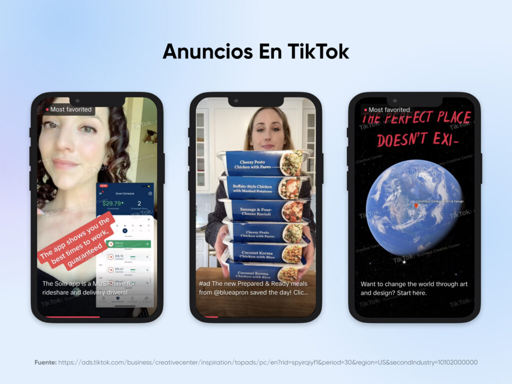 Tres ejemplos de anuncios en TikTok aparecen sobre un fondo azul claro
