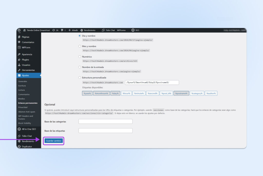 Una flecha violeta apunta al botón azul Guardar cambios en la página de Configuración del panel de WordPress