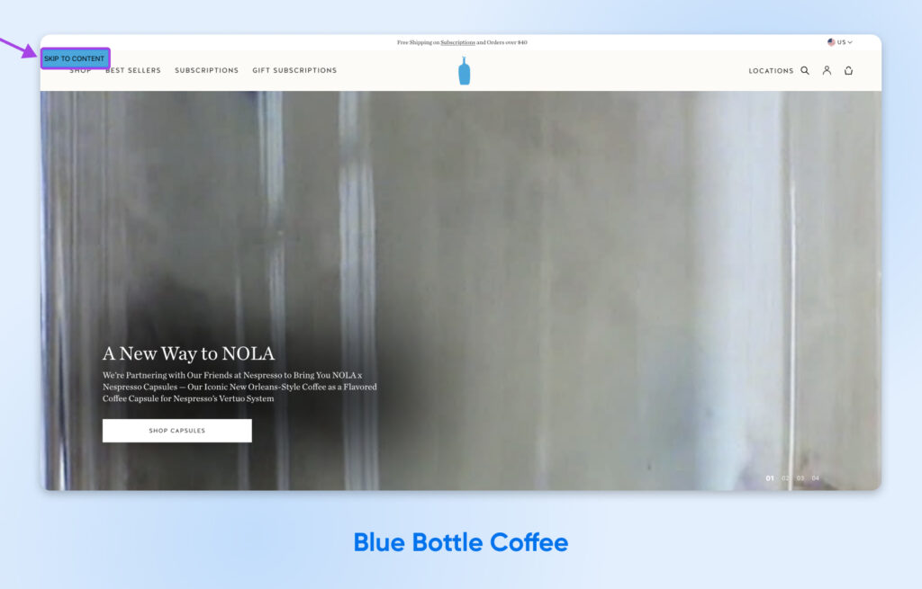 Captura de pantalla del sitio web de Blue Bottle Coffee con una flecha morada que apunta a un enlace visible de "Saltar al contenido" en la esquina superior izquierda, demostrando una navegación accesible.