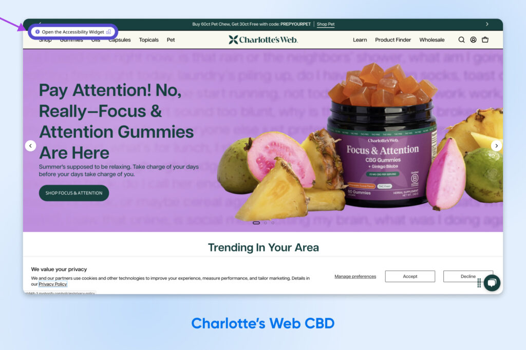 Página principal de Charlote's Web CBD, mostrando un banner sobre gomitas para la atención. Un botón morado en la parte izquierda superior resalta una función "Abre el Widget de accesibilidad" 