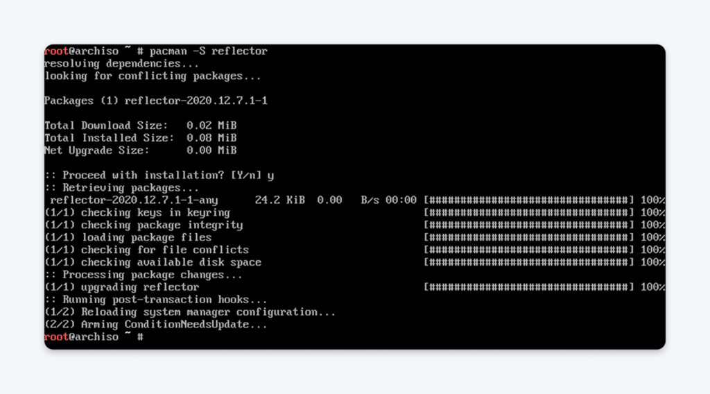 Captura de pantalla de la terminal que muestra la instalación de Reflector en Arch Linux usando el comando pacman, completando la configuración e instalación correctamente.