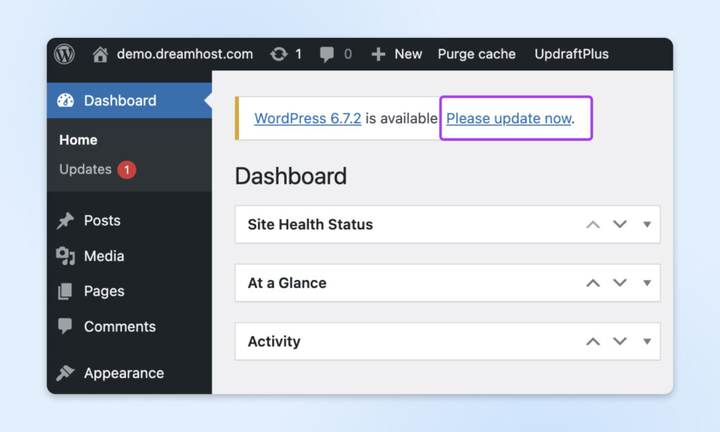 Panel de administración de WordPress mostrando una notificación de actualización para la versión 6.7.2 con menú de navegación y paneles de estado.
