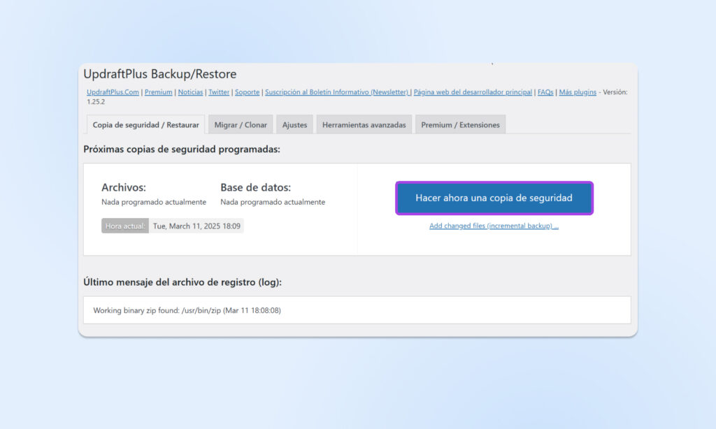 Interfaz de copia de seguridad de UpdraftPlus mostrando el progreso de la copia de seguridad de los temas de WordPress, con las fechas de la próxima copia de seguridad programada y los detalles del registro reciente.