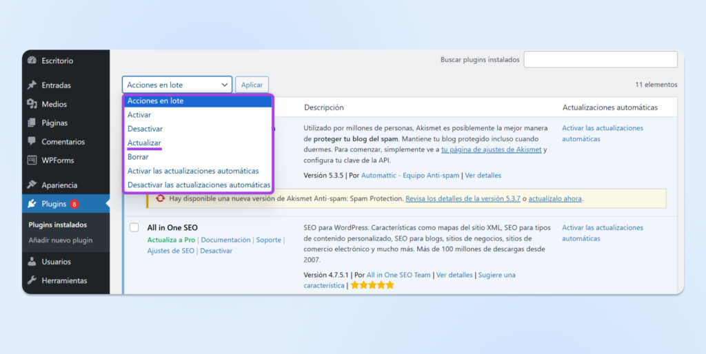 Página de plugins de WordPress mostrando el menú de acciones masivas con la opción Actualizar seleccionada para actualizar varios plugins simultáneamente.