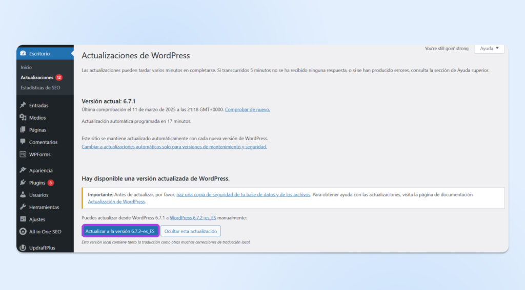 Página de actualizaciones de WordPress mostrando la actualización disponible de la versión 6.7.1 a la 6.7.2, con un recordatorio de copia de seguridad y un aviso de modo de mantenimiento.