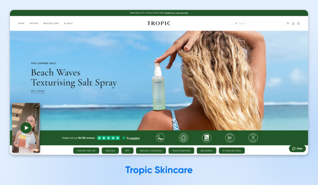 Banner de la página de inicio de Tropic Skincare promocionando el spray salino texturizante Beach Waves, con un fondo de playa y las características del producto destacadas.