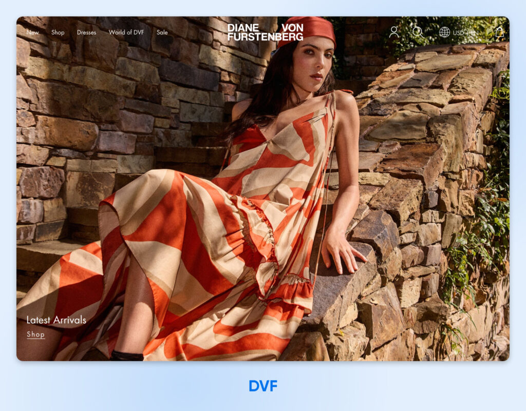 Mujer con un vestido estampado en rojo y beige descansando en unos escalones de piedra junto a una pared rústica; encabezado del sitio de DVF y texto “Últimas Novedades” en la esquina.