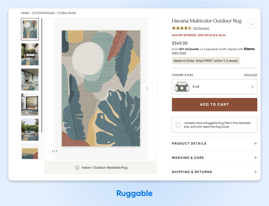 Alfombra exterior colorida con grandes hojas tropicales superpuestas en tonos apagados de verde, azul, mostaza y óxido; página de producto de Ruggable con precios y opciones de tamaño.