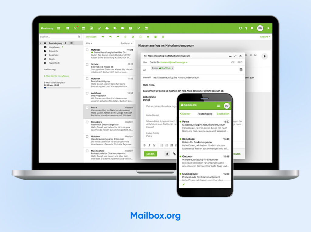 Interfaz de correo de Mailbox.org mostrada en un portátil y un teléfono inteligente, que enseña la bandeja de entrada, las carpetas y el redactor de mensajes abierto.
