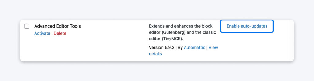 Lista de plugins de WordPress que muestra Advanced Editor Tools con la opción de habilitar actualizaciones automáticas para el plugin.
