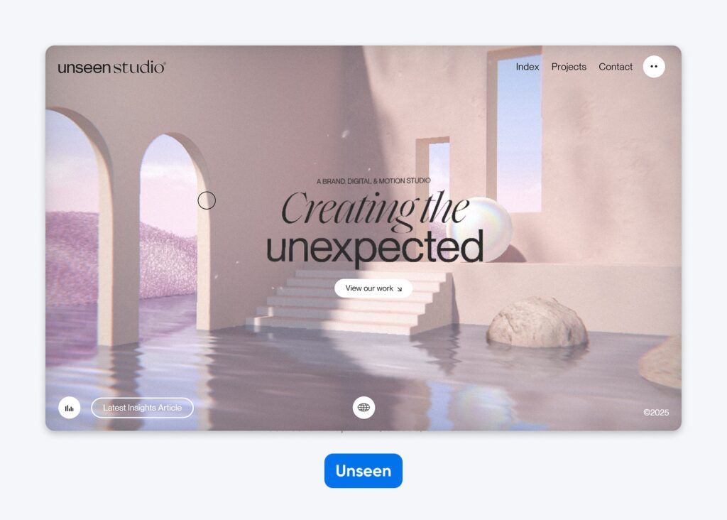 Hero de la página web de Unseen Studio que muestra una escena arquitectónica 3D surrealista con arcos, reflejos en el agua y el titular “Creando lo inesperado.”
