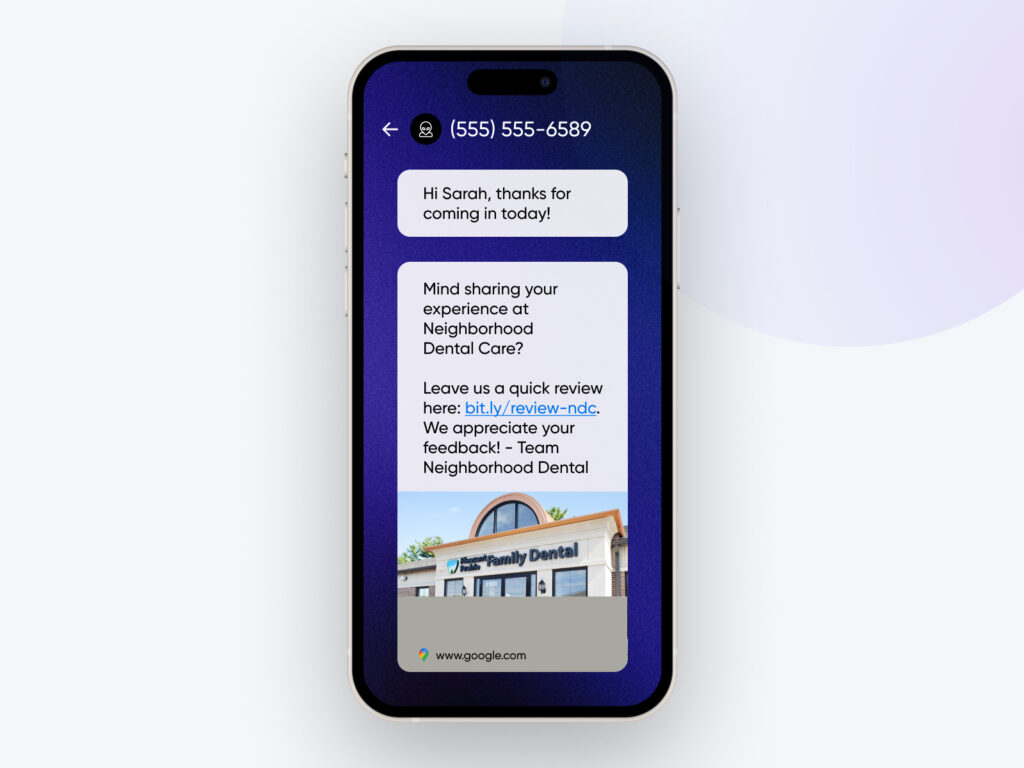 Pantalla de teléfono mostrando un mensaje de texto de una clínica dental solicitando al paciente que deje una reseña a través de un enlace corto después de su visita.