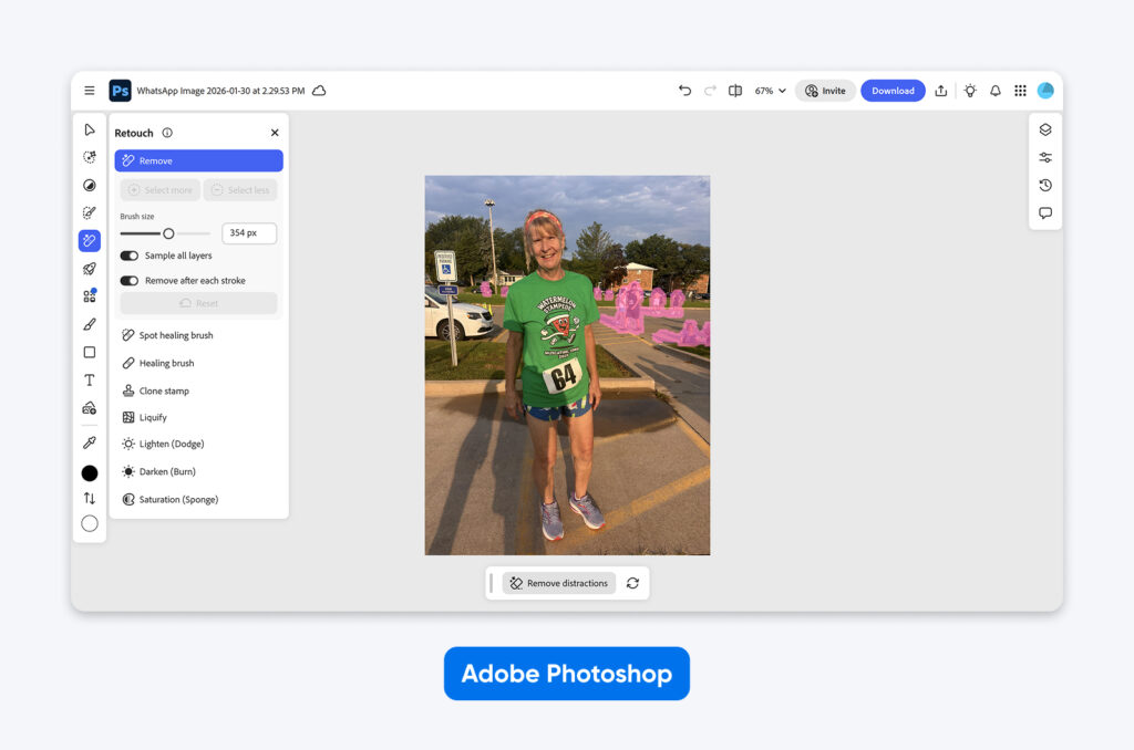 “Watermelon Stampede” race shirt. Interfaz de Adobe Photoshop utilizando la herramienta de Retoque para eliminar distracciones del fondo en una foto de una mujer sonriente con una camiseta verde de la carrera “Watermelon Stampede”.
