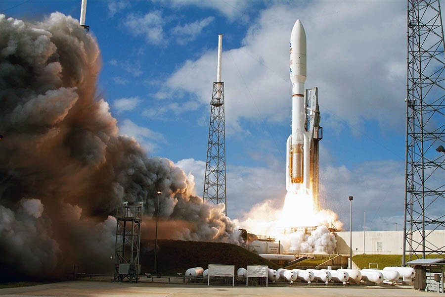 Un cohete Atlas V que lleva el rover Curiosity de la NASA se eleva en el cielo.