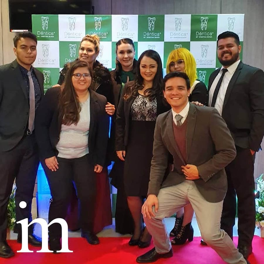 Susan y su equipo en un evento.